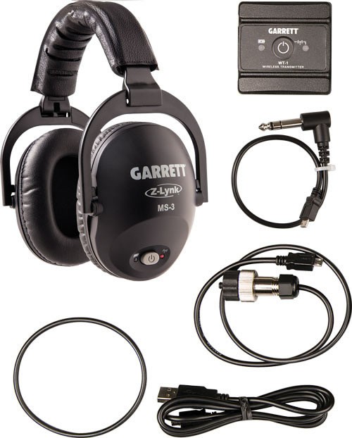 Bildet viser pakkens innhold. Sender, headsett, kabler for detektor til sender, USB ladekabler og festebånd