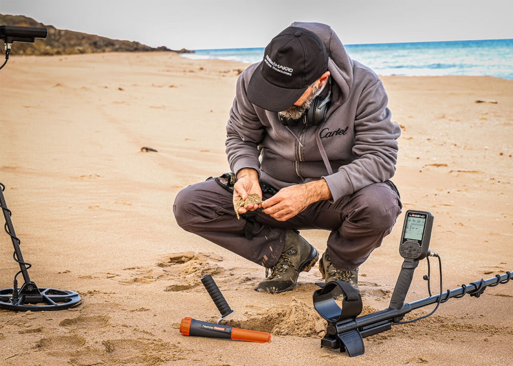 Nokta, The Legend metalldetektor, med trådløse hodetelefoner.
