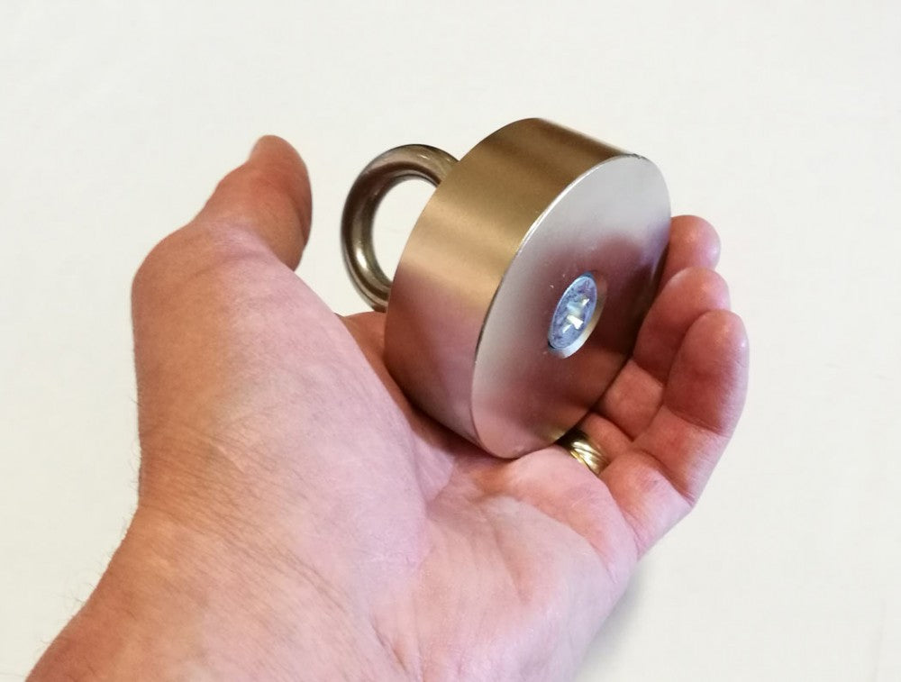 Supermagnet uten stålhus. Ren magnet, tiltrekning alle retninger. Ca 250 kg styrke. Med øyebolt