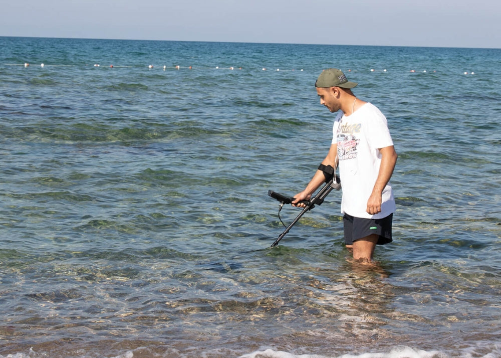Nokta, The Legend metalldetektor, med trådløse hodetelefoner.