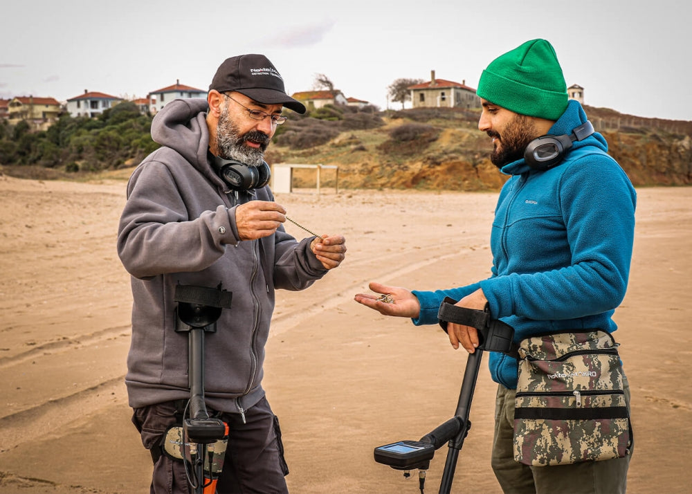 Nokta, The Legend metalldetektor, med trådløse hodetelefoner.