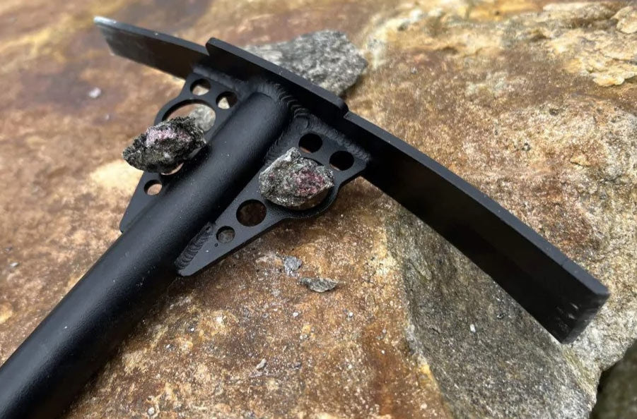 Swagier hakke i matt sort herdet stål