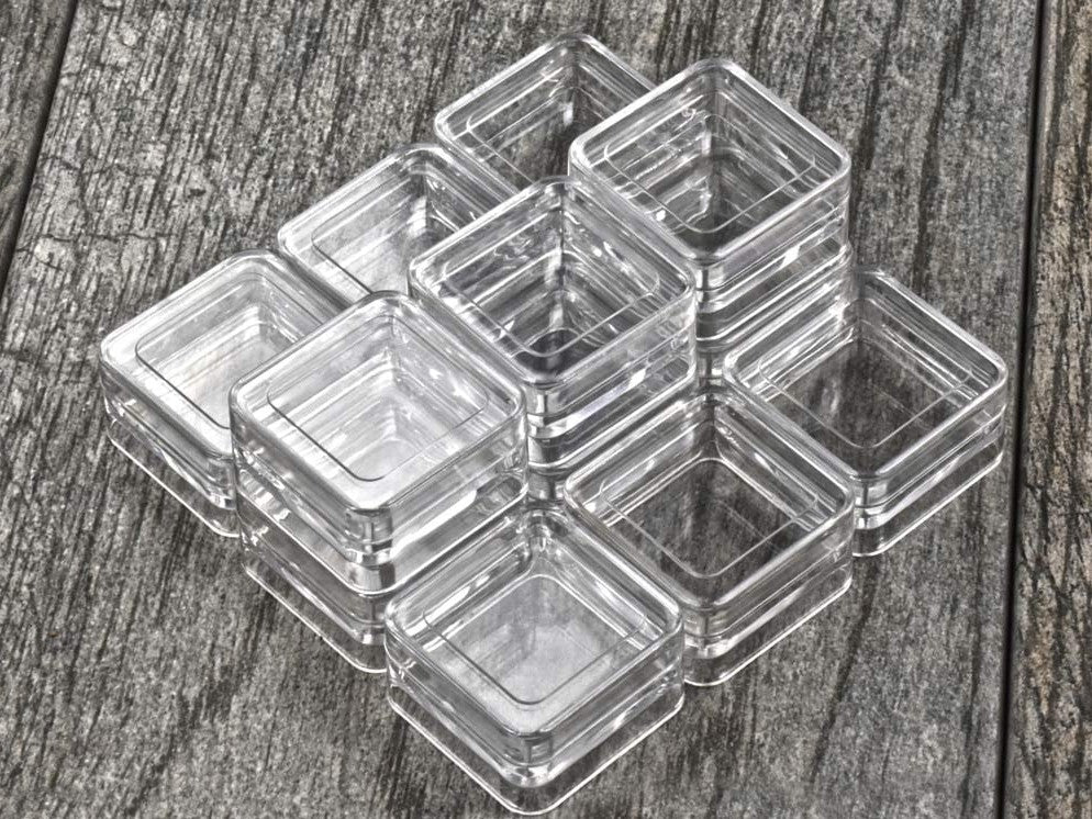 Plastkontainere med lokk, 12 stk. Innvendig mål 25 x 25mm. 10mm dybde