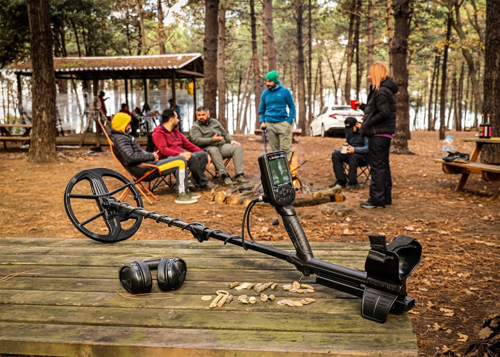 Nokta, The Legend metalldetektor, med trådløse hodetelefoner.